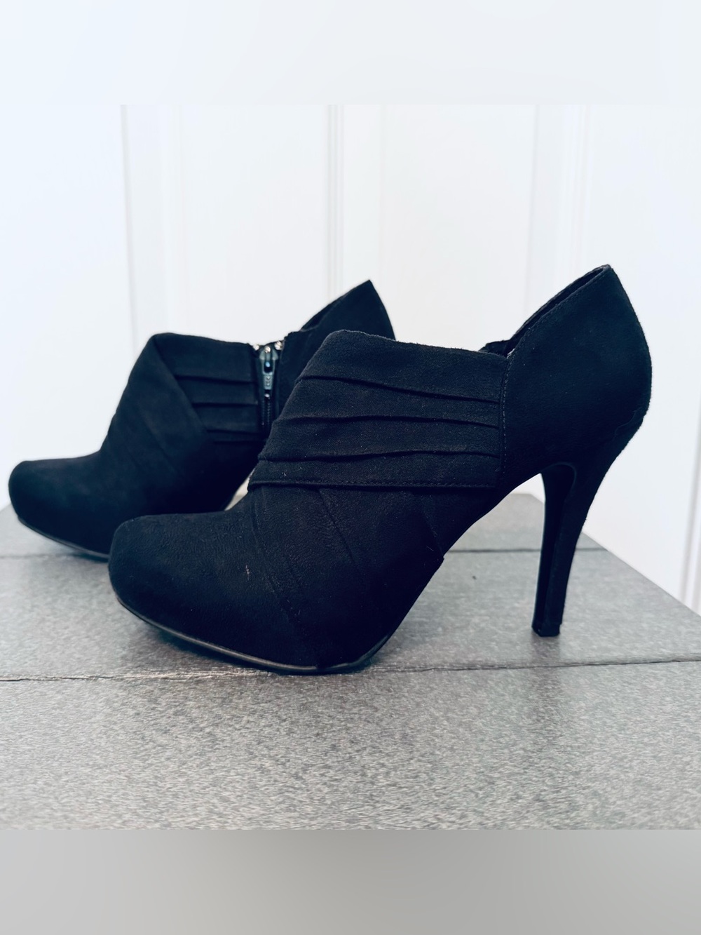 Mossimo Black Suede Platform Heels Size 7.5 Side Zip 4" Heel / 1” Platform